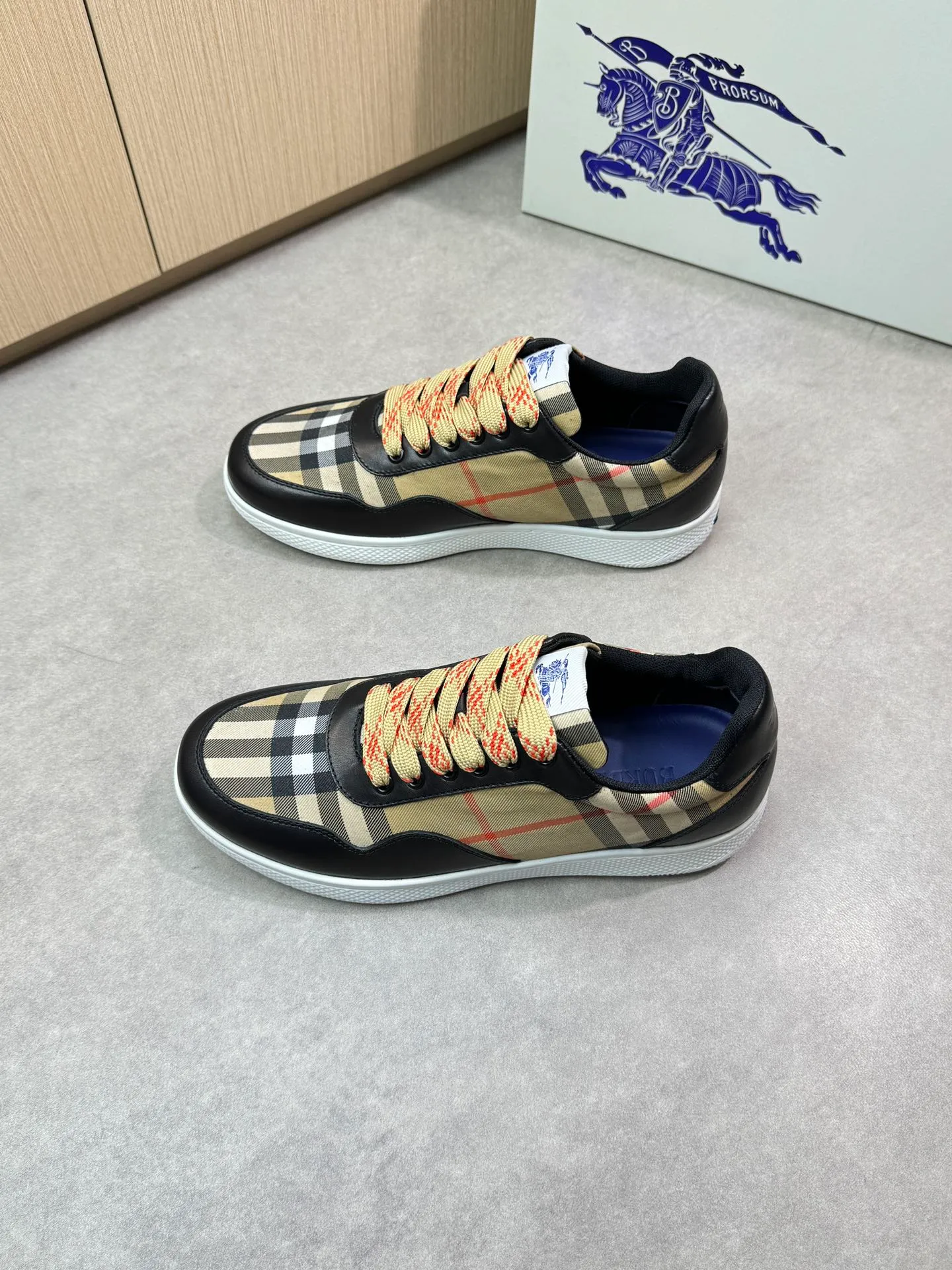 P400 [BURBERRY] Burberry casual sports sneakers - Upper: imported 🔝 Napa calfskin, brand totem cloth, tongue brand cloth label - Lining: brand canvas, foot pad; water-dyed cowhide - Outsole: ultra-light TPR rubber; two-color molded outsole - Super high quality control, fine workmanship: highlighted (high-end, luxury, grade) -Size : 38-44 (Male 45, can be customized)·BBR0372